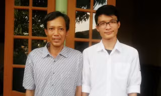 Dương chụp ảnh cùng bố.
