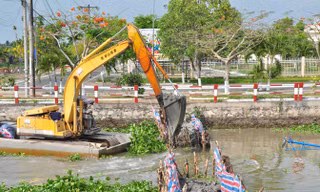 Máy kube đang đắp đập ngăn mặn ở huyện Vị Thủy. Ảnh: Hòa Hội.