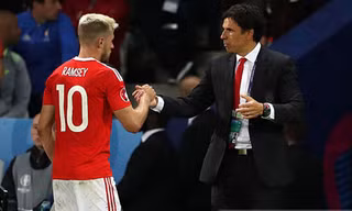 Vắng Ramsey, xứ Wales sẽ phải chơi thiên về thủ