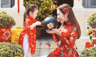 Con gái Elly Trần quấn quýt mẹ chụp ảnh Tết