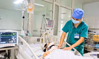 Nạn nhân bị trâu húc đang được điều trị tại Bệnh viện Đa khoa Nghệ An.