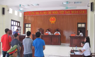 Xử cảnh sát trấn tiền gái mại dâm: Tòa hoãn 3 lần