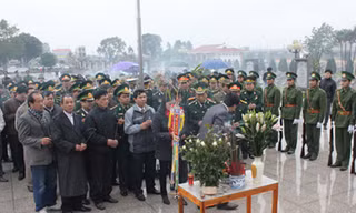 Lễ an táng hài cốt anh hùng, liệt sĩ Lê Đình Chinh tại nghĩa trang liệt sĩ Hàm Rồng (TP Thanh Hóa) sáng 6- 1- Ảnh: Hoàng Lam