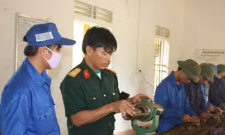 Thượng úy Đậu Bá Xuân (thứ 2, trái sang) đang hướng dẫn tổ sửa chữa ứng dụng sáng kiến mới