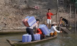 Tình hình buôn lậu thuốc lá diễn ra phức tạp trên cả ba tuyến biên giới . 