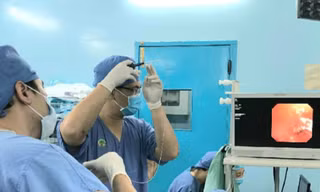 Bé trai bị hóc xưong gà 2 năm không ai biết