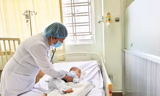 Cha mẹ chủ quan, bé 10 tháng tuổi suýt chết vì sốc mất nước