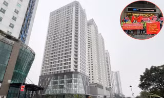 Người dân đội mưa đi đòi nhà xã hội 