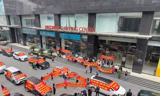 Dân chung cư Hà Nội dàn ô tô băng rôn đòi 'sổ đỏ'