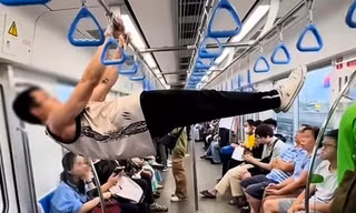 Nam thanh niên hít xà đơn trên metro Bến Thành - Suối Tiên gây phản cảm