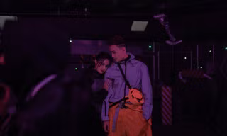 Da LAB chơi lớn thuê bãi đỗ xe để dựng mô hình tàu vũ trụ cho MV viễn tưởng "Skyline"