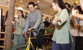 Lý Hải khiến khán giả thích thú khi mặc đồ ba bà, đạp xe lôi trên thảm đỏ "Lật Mặt: 48H"