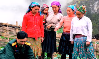 Cán bộ đội công tác số 3 (Ban Chỉ huy quân sự Mèo Vạc, Hà Giang) hướng dẫn kỹ thuật trồng rau cho nhân dân địa phương