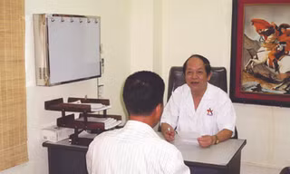 GS.TS Trần Quán Anh khám cho bệnh nhân bị MDN
