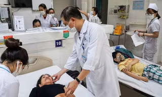 Các bác sĩ thăm khám cho bệnh nhân nghi ngộ độc thực phẩm. Ảnh: Văn Hồ.