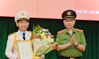 Đại tướng Tô Lâm, Bộ trưởng Bộ Công an thừa uỷ quyền của Chủ tịch nước trao quyết định thăng cấp hàm cho Phó Giám đốc Công an TPHCM Đinh Thanh Nhàn. Ảnh CA