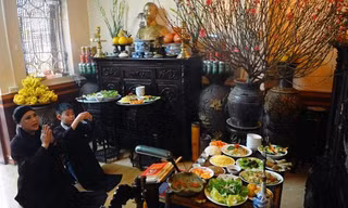 Ngày nay nhiều gia đình thường làm mâm cỗ tươm tất trong ngày Tết ông Táo. (Ảnh: Hoàng Hà)