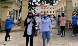 Thí sinh ra khỏi phòng thi tại điểm thi trường THPT Thanh Hà, Huyện Lạc Thủy, Hòa Bình. Ảnh: Đỗ Hợp