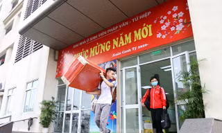 Sinh viên nhanh chóng di chuyển sang khu ở mới nhường chỗ cách ly cho người từ vùng dịch trở về