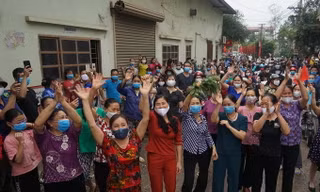 Người dân đổ ra đường trong ngày hết cách ly. Ảnh: Gia Chính