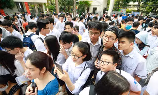 Thí sinh dự thi vào lớp 10 xem số báo danh, phòng thi tại điểm trường THPT Khương Đình, Hà Nội. Ảnh Như Ý