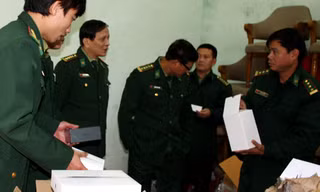 Biên phòng Đồ Sơn kiểm tra số Ipad thu được