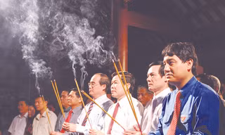Ngày 26-7, lãnh đạo Chính phủ, Bộ Thông tin Truyền thông, T.Ư Đoàn, tỉnh Thái Nguyên... thắp hương tưởng niệm các anh hùng liệt sĩ tại Đại Từ - Thái Nguyên. Đêm cùng ngày tuổi trẻ cả nước cùng thắp nến tri ân tại các nghĩa trang liệt sĩ Ảnh: P.V