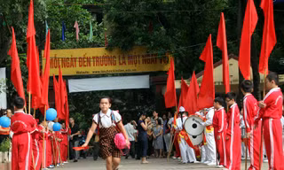 Một học sinh trường tiểu học Kim Liên (Đống Đa, Hà Nội) chạy vội vã tới trường