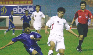 Bình Định (phải) vô địch bóng đá nam