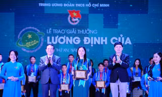 Chị Nguyễn Thị Phương Hà vinh dự được nhận giải thưởng Lương Định Của năm 2019 Ảnh: NVCC