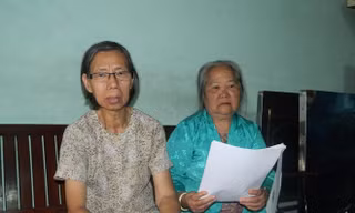 Bà Lê Thị The (phải) và bà Phạm Thị Dung đang khiếu nại việc giải tỏa thu hồi nhà đất tại dự án KÐTM Thủ Thiêm ảnh: Huy Thịnh