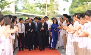 Thủ tướng Nguyễn Xuân Phúc dự lễ khai giảng của Trường THPT Sơn Tây, Hà Nội. ảnh: Quang Hiếu 
