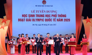 Thủ tướng Nguyễn Xuân Phúc và Bộ trưởng Bộ GD&ĐT Phùng Xuân Nhạ trao thưởng cho học sinh tối 8/1 Ảnh: Hà Linh 