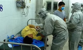 Bác sĩ Bệnh viện Chợ Rẫy, Sài Gòn điều trị cho bệnh nhân nhiễm virus corona ảnh: p.v