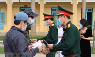 Trao giấy chứng nhận hoàn thành thời gian cách ly cho công dân Ảnh: TTXVN 
