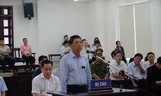 Bị cáo Trần Việt Tân khai báo tại tòa 