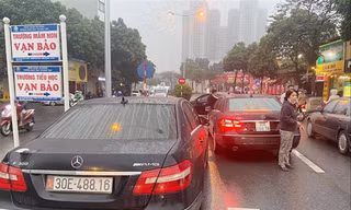 Hai xe Mercedes trùng BKS 30E-488.16  bị phát hiện trên đường 