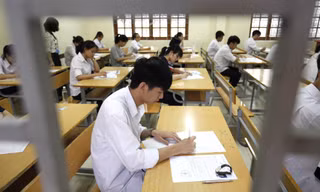 Thí sinh trước giờ làm bài thi tốt nghiệp THPT Quốc Gia 2018 tại Hà Nội. ảnh: ngọc châu