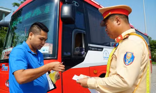 Cảnh sát giao thông xử lý vi phạm trên cao tốc Ảnh: Nguyễn Hoàn