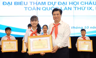 Thứ trưởng Bộ GD&ĐT trao Bằng khen cho 63 đại biểu tiêu biểu xuất sắc Đại hội Cháu ngoan Bác Hồ toàn quốc lần thứ IX Ảnh: Xuân Tùng 