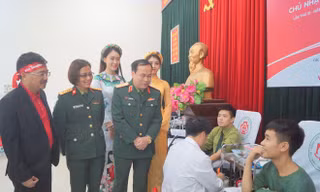 Lãnh đạo Học viện Hậu cần, Bệnh viện Trung ương Quân đội 108 và báo Tiền Phong trò chuyện với đoàn viên thanh niên Học viện tham gia ngày Chủ nhật Đỏ lần thứ XI - 2019. Ảnh: Nguyễn Minh 
