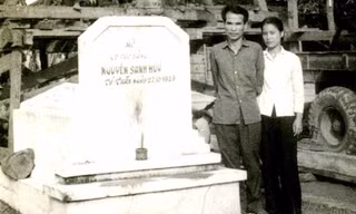 Vợ chồng nhà văn Sơn Tùng bên mộ cũ của cụ Nguyễn Sinh Sắc (tức Nguyễn Sinh Huy).. Ảnh: ĐINH KHẮC GIAO (do gia đình nhà văn Sơn Tùng cung cấp)