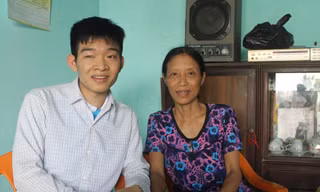 Trần Việt Hoàng hạnh phúc bên mẹ - bà Trần Thị Sen Ảnh: M.T