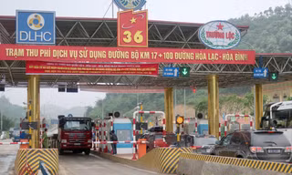 Dự án BOT tuyến đường Hòa Lạc – Hòa Bình từng bị tài xế tập trung phản đối, phải giảm phí, lùi thời hạn tăng phí theo hợp đồng ký với Bộ GTVT. Ảnh: Phạm Thanh 