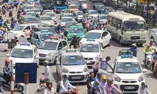 Chuyên gia cho rằng, giá xăng giảm nhưng giá cước taxi vẫn đứng yên là không chấp nhận được. Ảnh: A.Trọng 