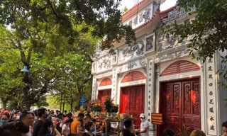 Phủ Tây Hồ hôm mùng Một tháng Ba âm lịch 