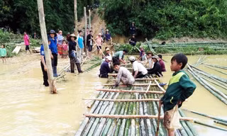 Dân DCTD kết tre làm cầu tạm 