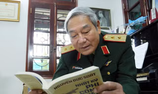 Trung tướng Nguyễn Đức Soát xuất bản “Nhật ký phi công tiêm kích” để tri ân đồng đội. Ảnh: HOÀNG MẠNH THẮNG 