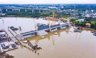 Các cống ngăn triều đã lắp cửa van nhưng công trình phải “đắp chiếu”, không thể tiếp tục thi công để đưa vào vận hành chống ngập 