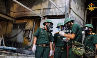 Cán bộ Viện Hóa học Môi trường Quân sự lấy mẫu vật tại hiện trường vụ cháy. Ảnh: BCHH Cán bộ Viện Hóa học Môi trường Quân sự lấy mẫu vật tại hiện trường vụ cháy. Ảnh: BCHH